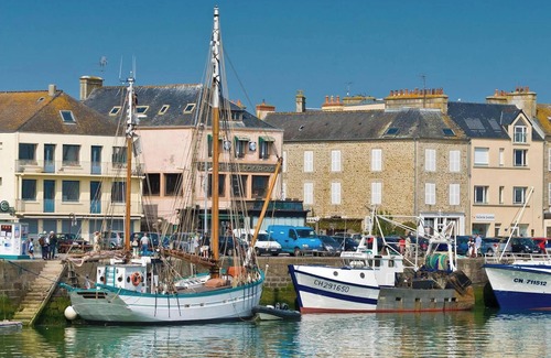Saint-Vaast-la-Hougue Apartment | Homerez - Cosy apartment in Saint-Vaast-la-Hougue