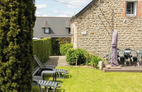Rostrenen House | Homerez - Comfortable house in Rostrenen with garden and fireplace