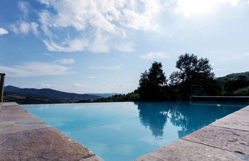 Umbertide Villa | Homerez - Large villa for 16 pers. with pool, garden and terrace in Perugia