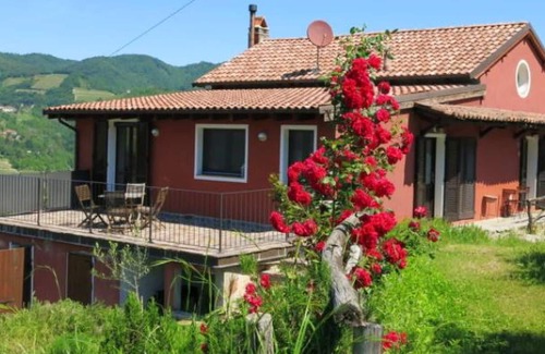 Vesime House | Homerez - Nice house for 4 ppl. with shared pool, terrace and balcony at Vesime