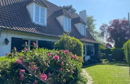 Santes House | Homerez - Spacious house in Santes with garden