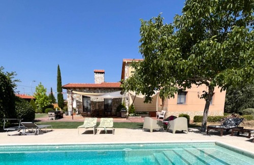 Uceda Villa | Homerez - Spacious villa for 7 ppl. with swimming-pool and terrace at Uceda