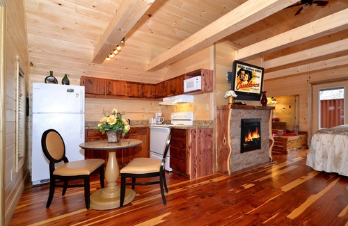 Gatlinburg - Pigeon Forge Cabin | Honeymoon Hills Gatlinburg Cabin Rentals