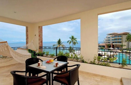 South Shore Hotel Area Hotel | Honeymoon Suite with Jacuzzi & Ocean Views – Garza Blanca Puerto Vallarta