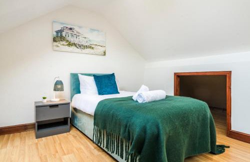 Crawley Apartment | Honeysuckle House 5BR Crawley,10min Gatwick Airport, Contractor friendly, Temporary Housing, Relocations,Free WIFI, Parking for 2 vehicles