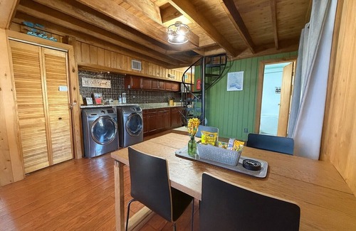 Vacation Village House | Hook's Cabin- Lake & Pool near Disney A-frame