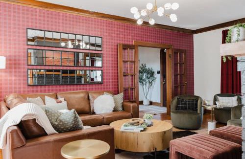 Bloomington House | Hoosier Memories - Firepit, Pool Table, Steps to Campus