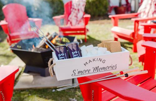 Bloomington House | Hoosier Memories - Firepit, Pool Table, Steps to Campus