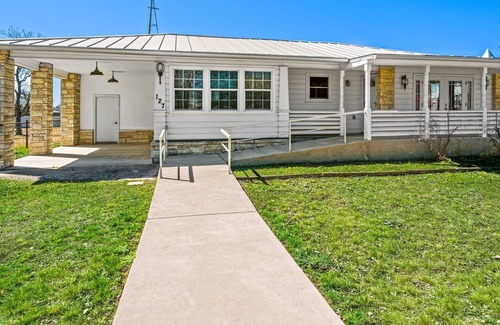 Harper House | Hopf Haus | 2/1.5 Cottage | Coffee Bar with Microwave & Fridge