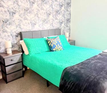 Thamesmead East Apartment | Horse view spacious 4BR Hse sleeps 8 Garden & driveway parking