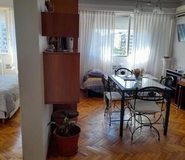 Almagro Apartment | Hosp Italiano cómodo equipado con piano luz y sol Bienvenidos!