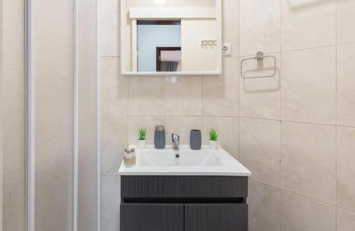 Cedofeita Apartment | Host Wise - Deluxe Bright Flat with Netflix