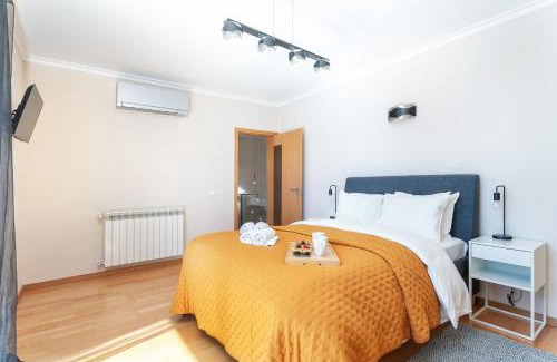 Penina Villa | Host Wise - Deluxe Spacious House with Terrace & Jacuzzi