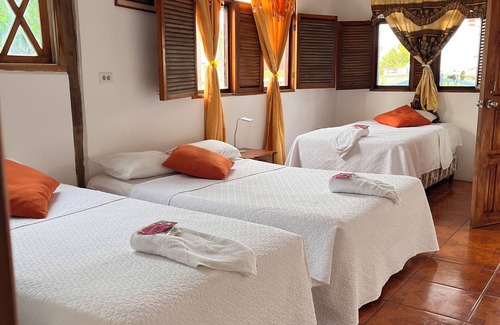 Puerto Villamil Hotel | Hostal Las Gardenias