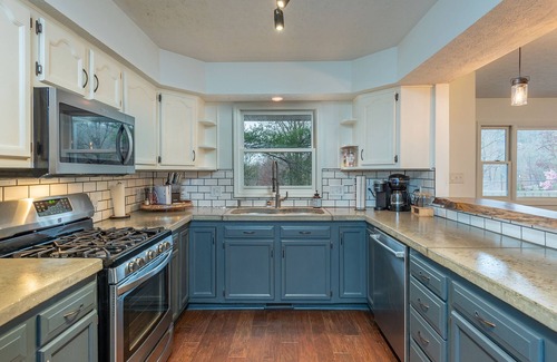 Royal Pines House | Hosting Emergency Relief Workers WIFI, POWER & WATER Available - Pet Friendly