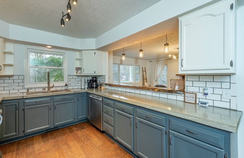 Royal Pines House | Hosting Emergency Relief Workers WIFI, POWER & WATER Available - Pet Friendly