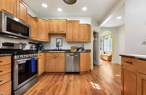 Squirrel Hill House | ★ HostWise Stays ★ Squirrel Hill Gem! Private Garage! Sleeps 10!