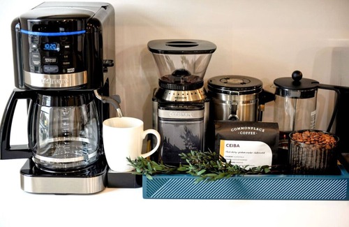 Squirrel Hill House | ★ HostWise Stays ★ Squirrel Hill Gem! Private Garage! Sleeps 10!