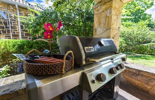 Squirrel Hill House | ★ HostWise Stays ★ Squirrel Hill Gem! Private Garage! Sleeps 10!