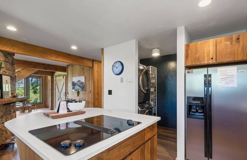 Los Ranchitos Estates House | Hot Tub, 3 Min to Skiing, Incredible Deck/Views!