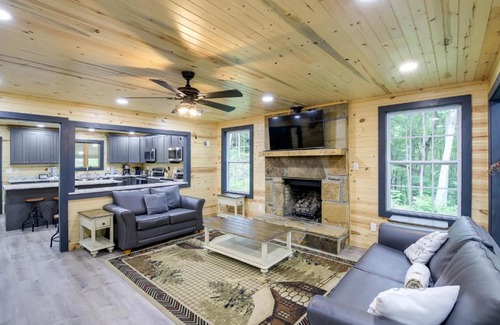 Gatlinburg - Pigeon Forge House | Hot Tub and Game Room Seiverville Group Getaway