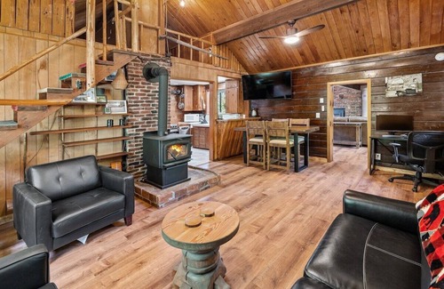 Cle Elum Cabin | Hot Tub and Private Cabins, Free Kayaks and EV Charger