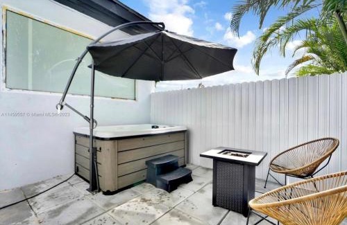 Liberty City Apartment | HOT TUB and Washer & Dryer in Unit