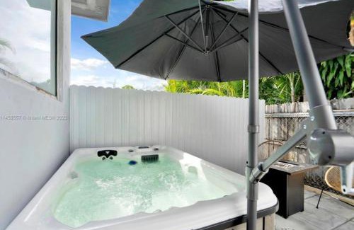 Liberty City Apartment | HOT TUB and Washer & Dryer in Unit