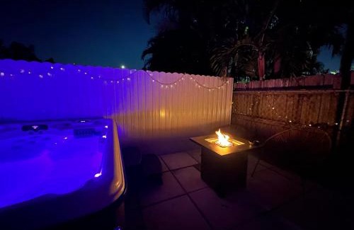 Liberty City Apartment | HOT TUB and Washer & Dryer in Unit