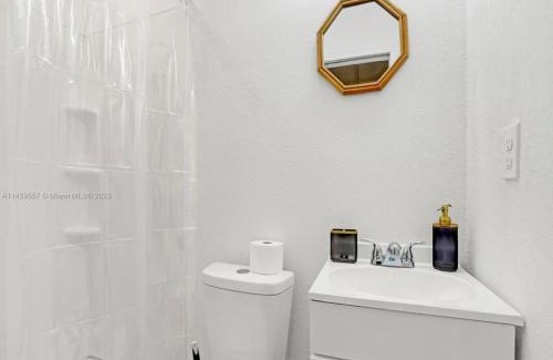 Liberty City Apartment | HOT TUB and Washer & Dryer in Unit