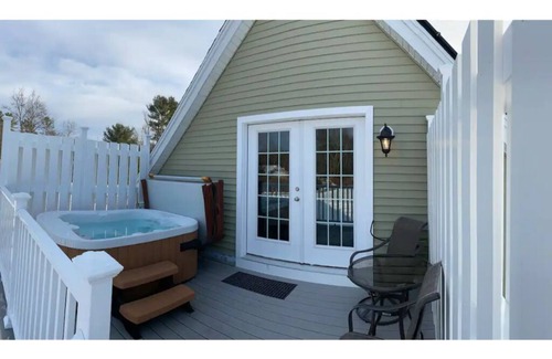 Plymouth Apartment | Hot Tub At Sunset View Farm (2 adults and 3 kids)
