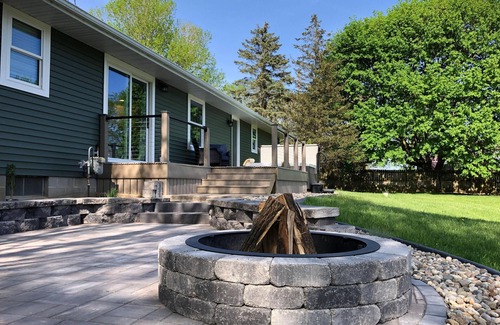 Middlebury House | HOT TUB|Beauitiful Backyard Oasis|Newly Renovated