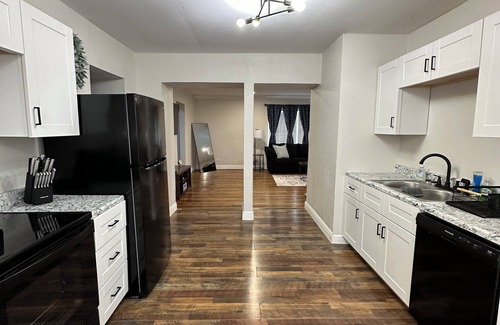Mena House | Hot Tub Downtown Mena 3BR Family Home