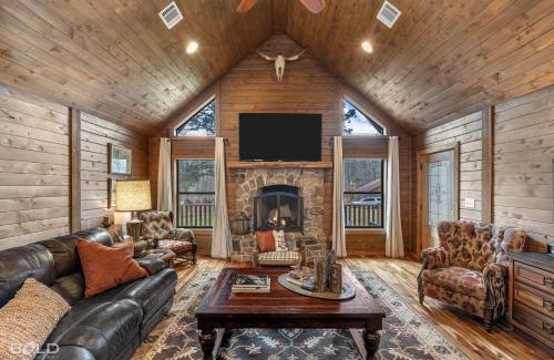Shreveport House | Hot Tub, Emerald Isle Log Cabin, Lake Front