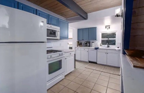 Lake Arrowhead Cabin | Hot Tub - EV - Kid Friendly - Arcade game - Fire Pit - BBQ - Near the Village