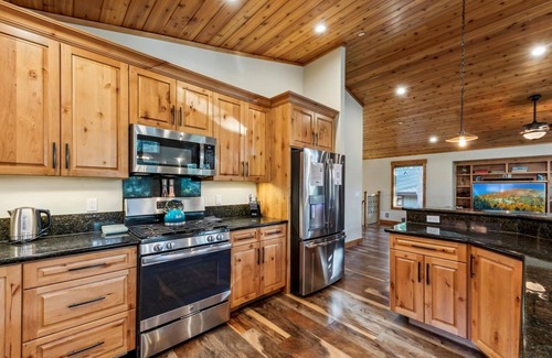 Tahoe Paradise Cabin | Hot Tub, Fire Place, Bunk Beds,Trails, Arcade Games, 8 Guests + Extra Kids 5 Yrs Old and Younger