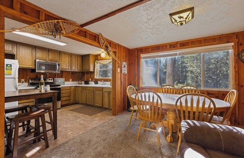 Island Park House | Hot Tub - Fire Pit - BBQ & 25min to Yellowstone!
