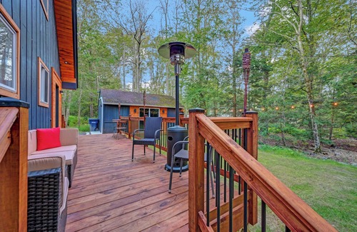 Tobyhanna Ski Chalet | Hot tub Fire pit Outdoor grill Resort access