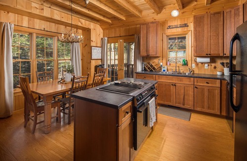 West Jefferson Cabin | Hot Tub + Fireplace = The Perfect Sept Getaway @ Above The Clouds