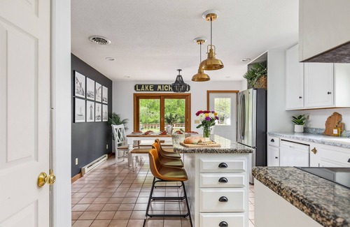 Covert House | Hot Tub | Game Room | Patio | Walk to Beach | 10 min South Haven