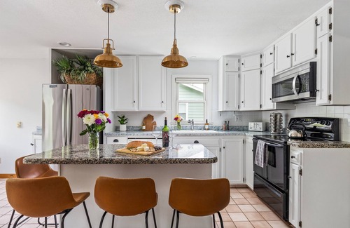 Covert House | Hot Tub | Game Room | Patio | Walk to Beach | 10 min South Haven