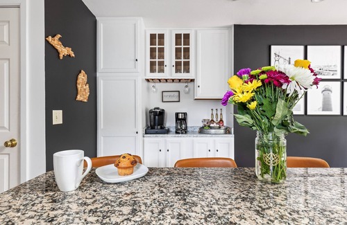 Covert House | Hot Tub | Game Room | Patio | Walk to Beach | 10 min South Haven