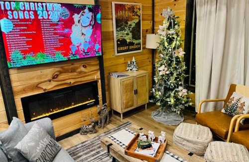 Gatlinburg - Pigeon Forge House | Hot Tub, Games, Fireplace & Fast WiFi Near Dollywood
