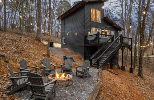 Gatlinburg - Pigeon Forge House | Hot Tub, Games, Fireplace & Fast WiFi Near Dollywood