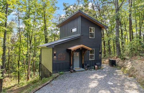 Gatlinburg - Pigeon Forge House | Hot Tub, Games, Fireplace & Fast WiFi Near Dollywood