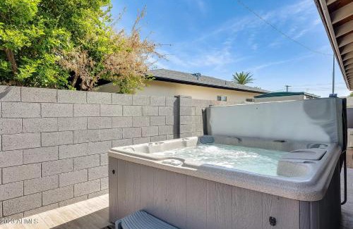Village Grove House | Hot Tub, Heated Pool, Mini Golf, BBQ, Old Town, Game Room, EV Plug