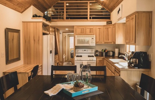 Ashland Cabin | Hot Tub! Homey Modern Cabin on Hyatt Lake 32