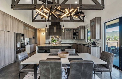 Francis House | Hot tub, Minutes 2 ParkCity & Jodanelle, Pets are Allowed!