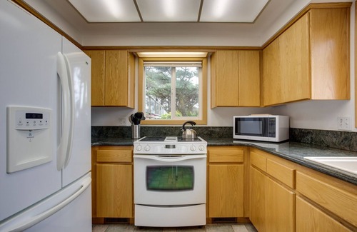 South Beach House | Hot Tub! Ocean Front & Dog Friendly! South Beach, Newport!