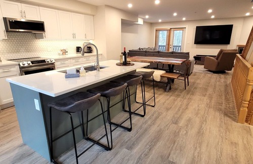 East Kootenay House | Hot tub | Open-Plan | Newly Renovated | Air-Conditioning